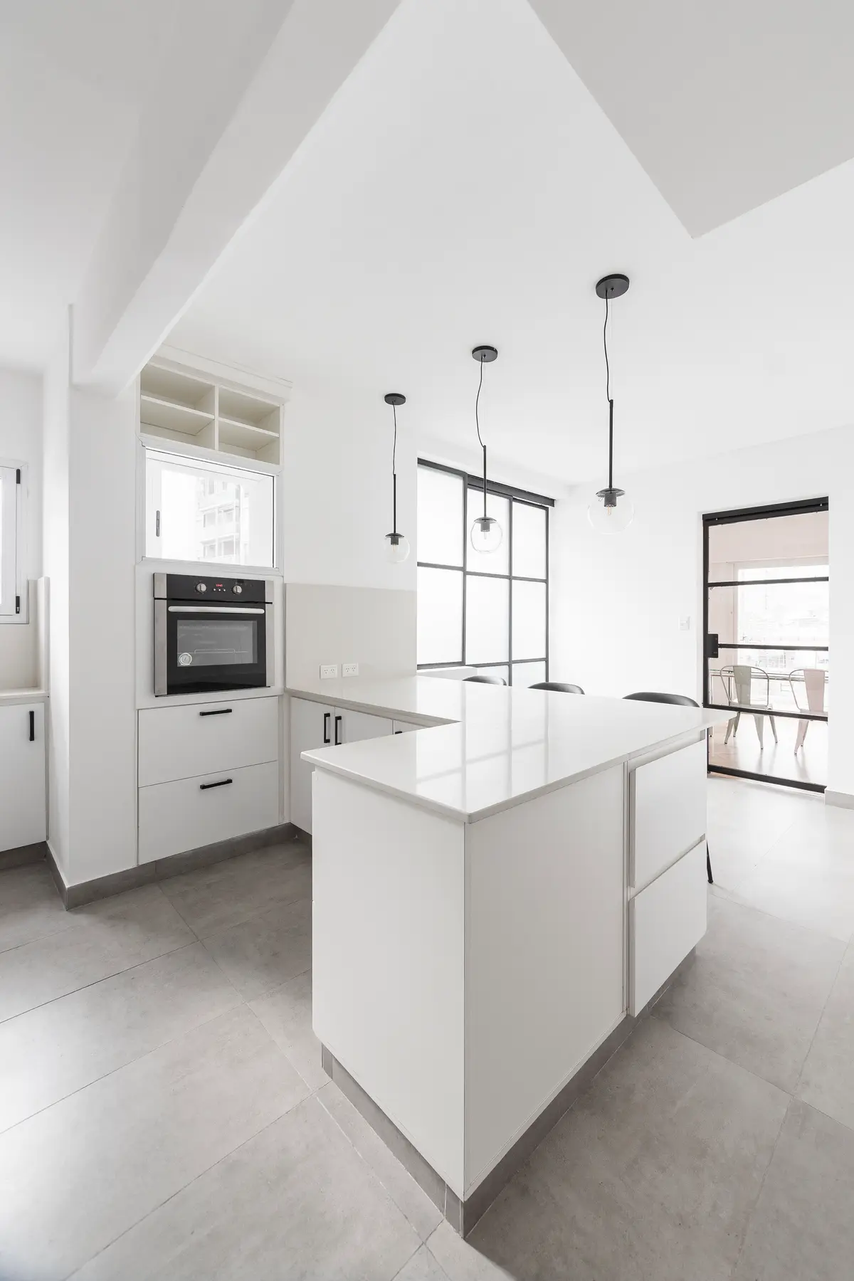 Cocina moderna minimalista con isla grande y luz indirecta — proyecto Obra Juncal , por SYA Arquitectas, en Recoleta