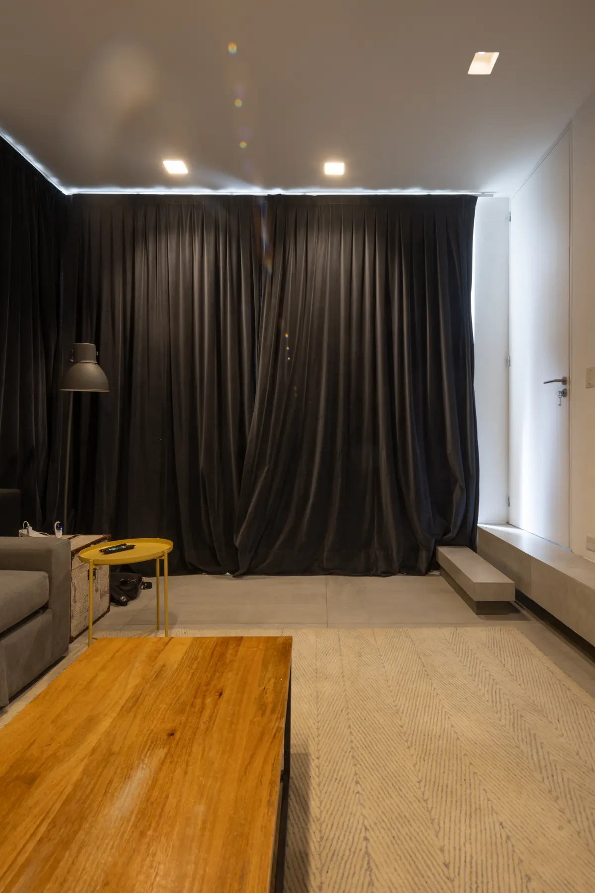 Sala de estar moderna com cortinas escuras e iluminação indireta — projeto CASA OrAz, por Alfredo Orfila arquitectura, em San Isidro