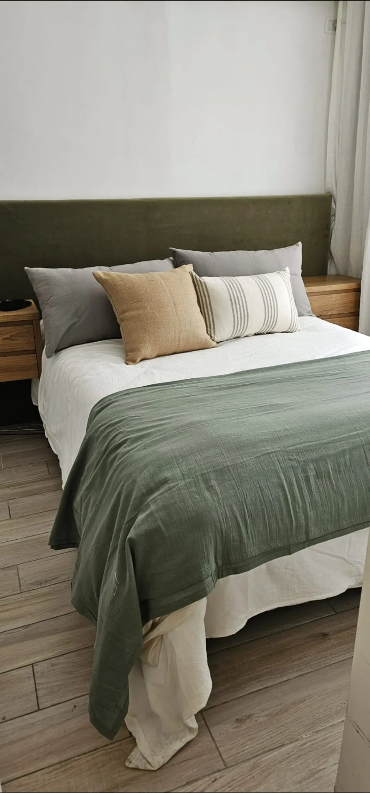 Quarto moderno com cama grande, roupa de cama neutra e detalhes verdes — projeto Callao, por Claraboia, em Recoleta