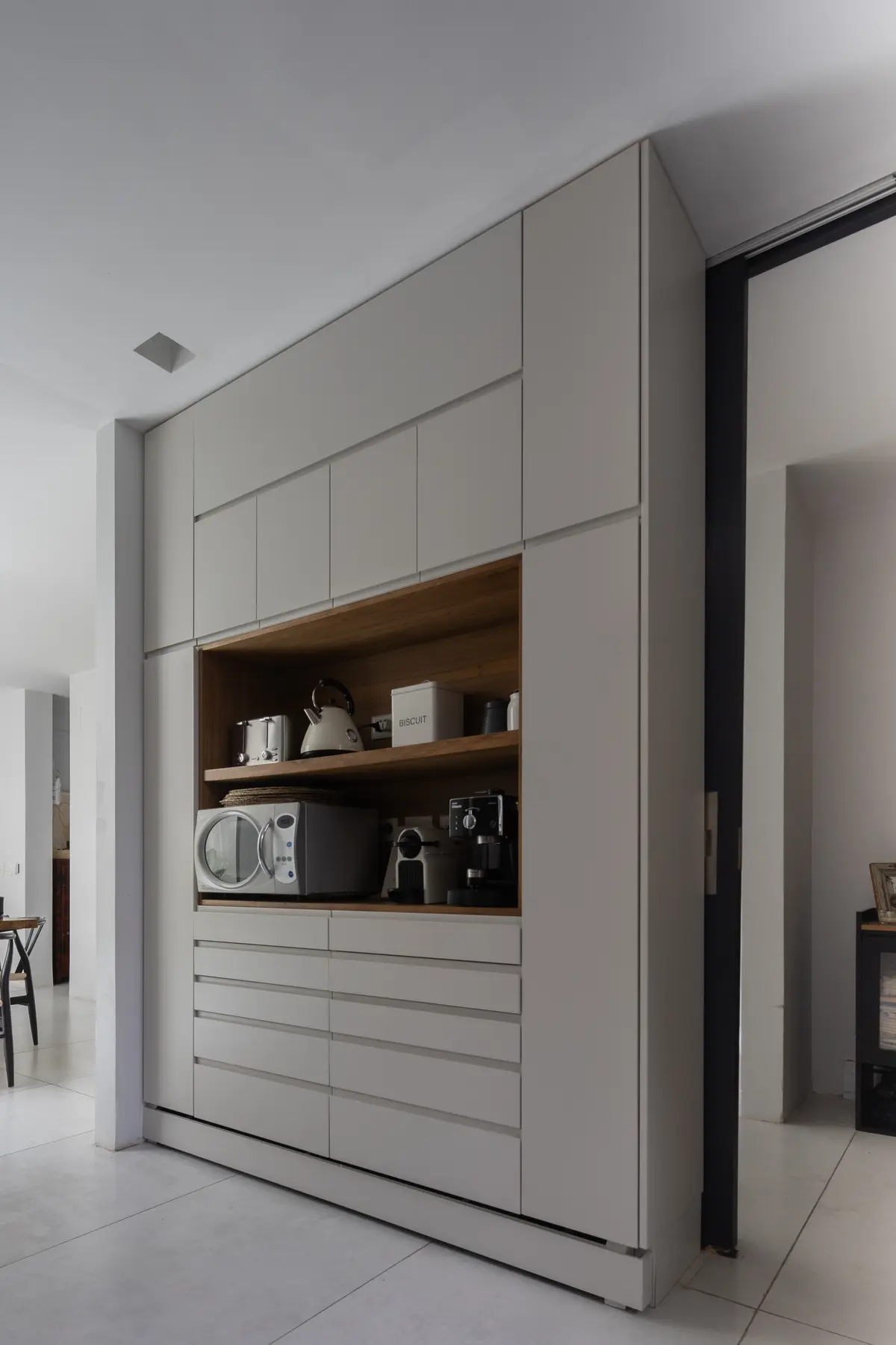 Cocina moderna con almacenamiento integrado y electrodomésticos empotrados — proyecto CASA OrBa, por Alfredo Orfila arquitectura, en San Isidro
