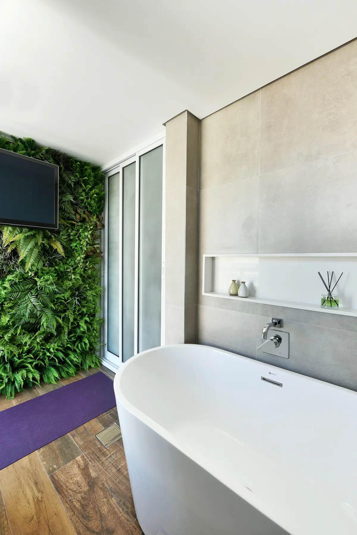 Banheiro moderno com parede verde e banheira de imersão — projeto Residencial, por Sidneydollfotografo