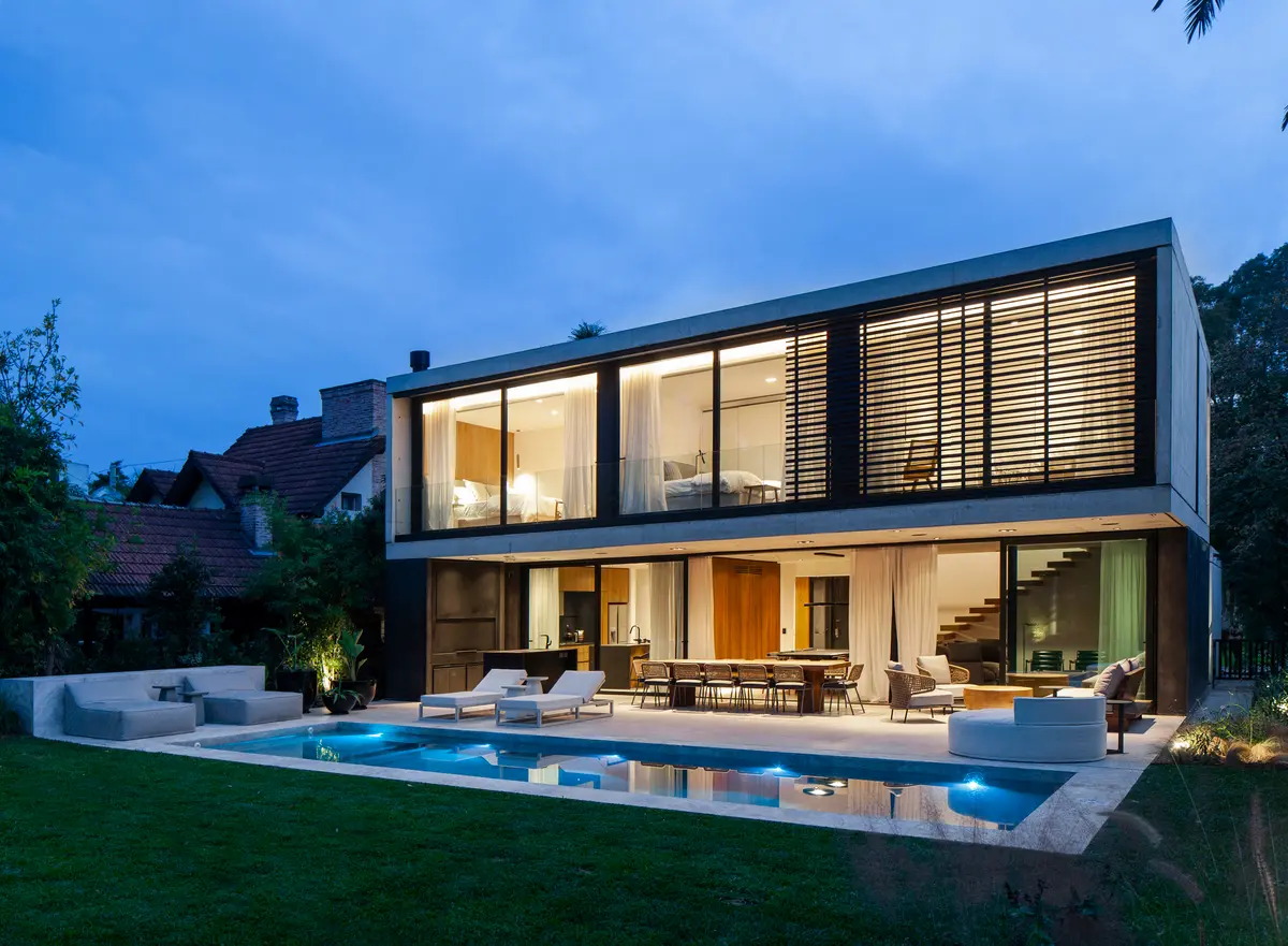 fachada moderna com piscina e deck, arquitetura minimalista — projeto CASA AH, por GMARQ, em Garin