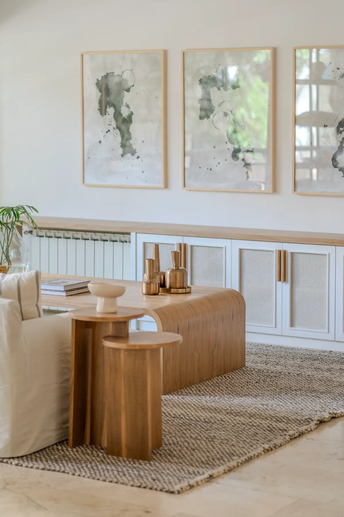 Sala moderna com mesa de centro curva e arte abstrata — projeto Proyecto Belgrano II, por Blue Rabbit Design, em Belgrano
