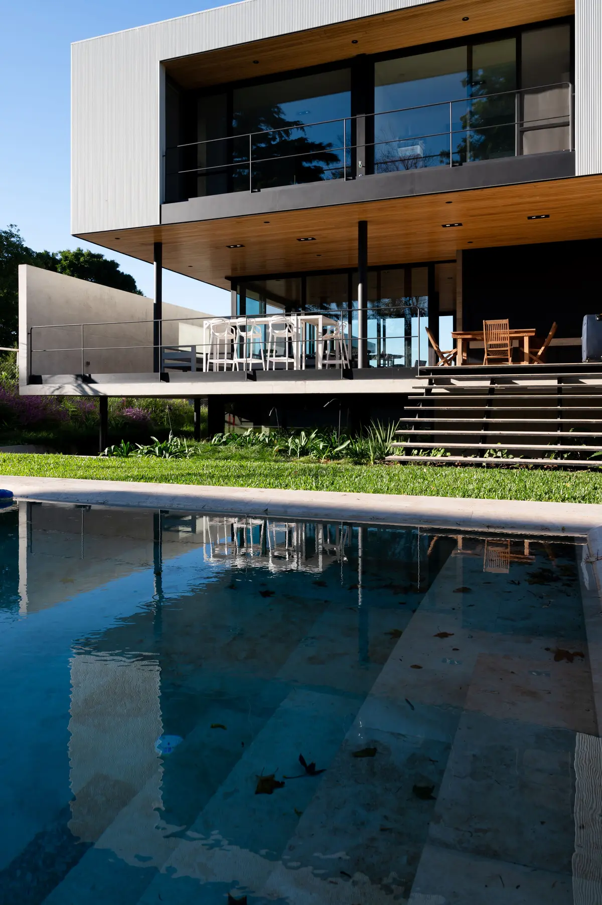 Casa moderna con piscina y detalles minimalistas en hormigón y madera — proyecto Casa NTM, por BDB Arquitectos, en San Isidro