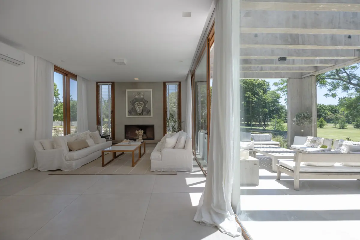 Living moderno con mucha luz y espacios abiertos — proyecto CASA BaCa, por Alfredo Orfila arquitectura, en Benavidez