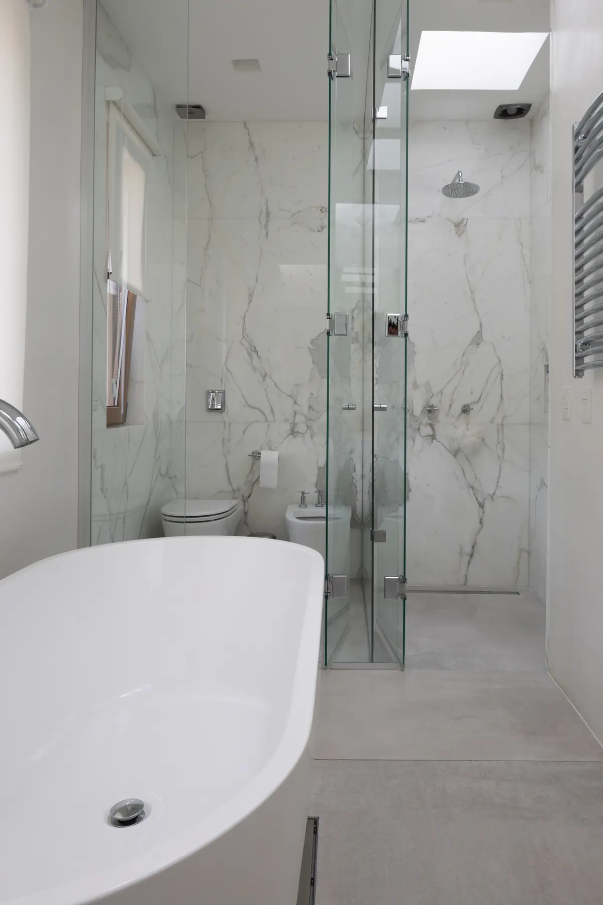 Baño moderno con bañera exenta y ducha de cristal — proyecto CASA OrAz, por Alfredo Orfila arquitectura, en San Isidro