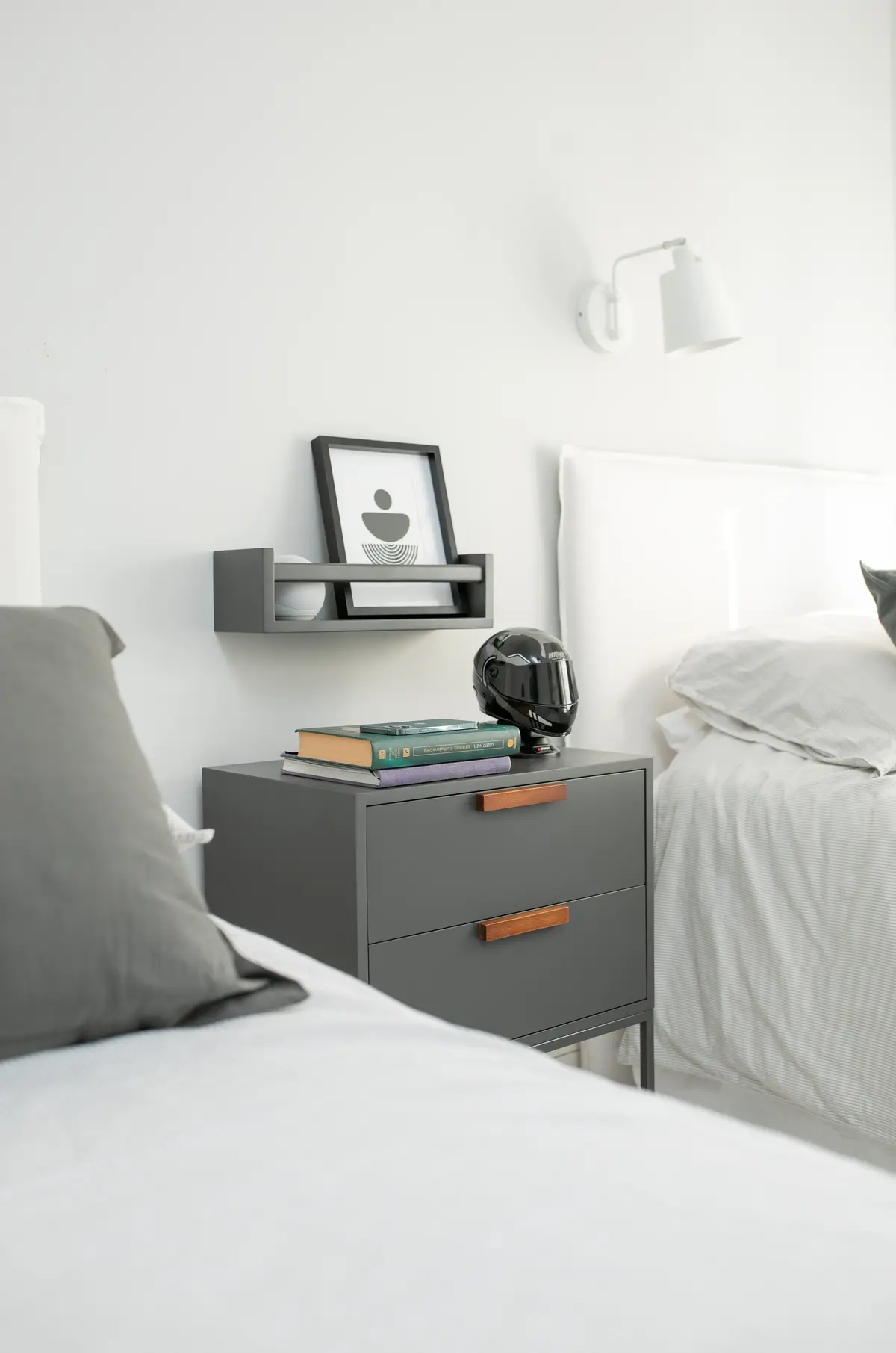 Dormitorio moderno minimalista con dos camas y mesita gris — proyecto Línea Queens, por ALTORANCHO, en San Isidro