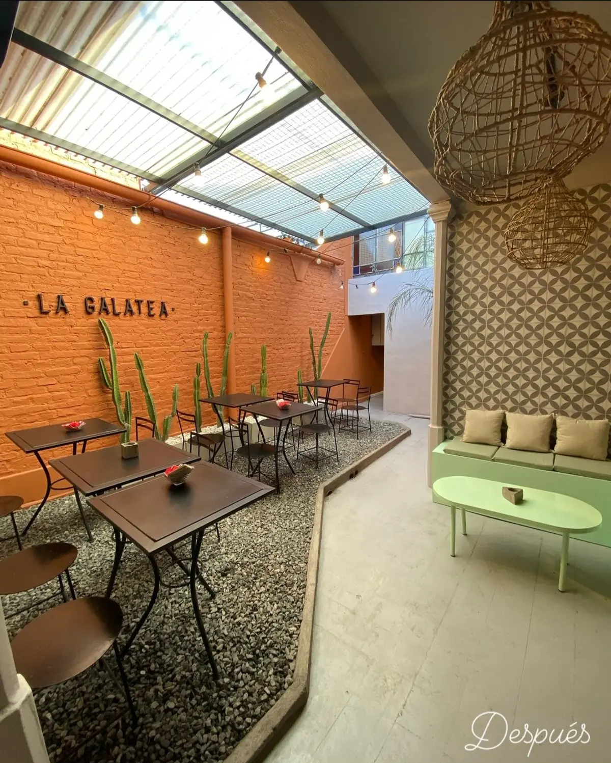 Patio de restaurante con pared de ladrillo naranja y techo de vidrio — proyecto Remodelacion Local Comercial Bar, por Casa Colonial Estudio , en Córdoba