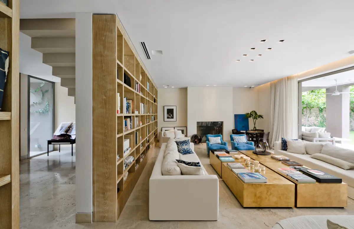 Sala moderna com estante imponente e lareira linear — projeto Casa H, por Estudio Dado, em Belgrano