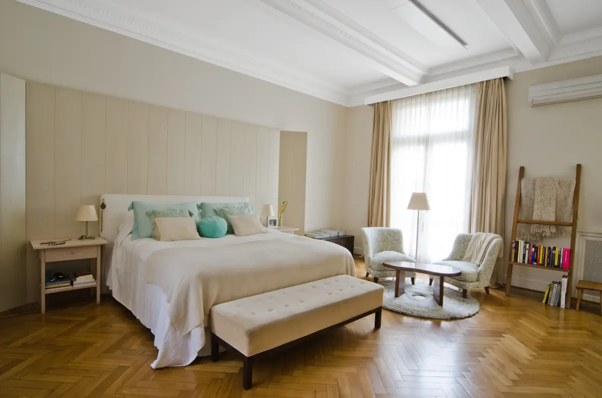 Dormitorio moderno con paneles de pared texturizados y techo decorativo — proyecto Dpto LH, por Estudio Dado, en Recoleta