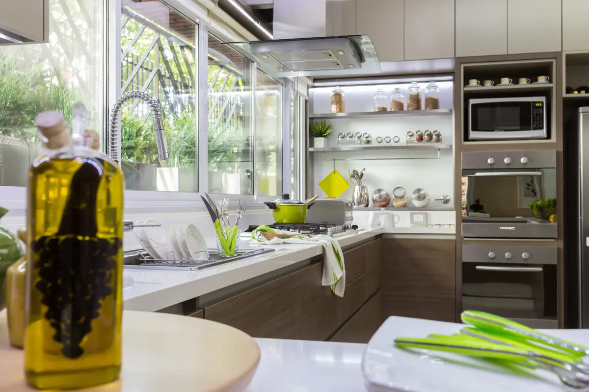 Cozinha moderna com muita luz natural e vista para o verde — projeto Piso en Belgrano II, por Gutman+Lehrer Arquitectas, em Belgrano