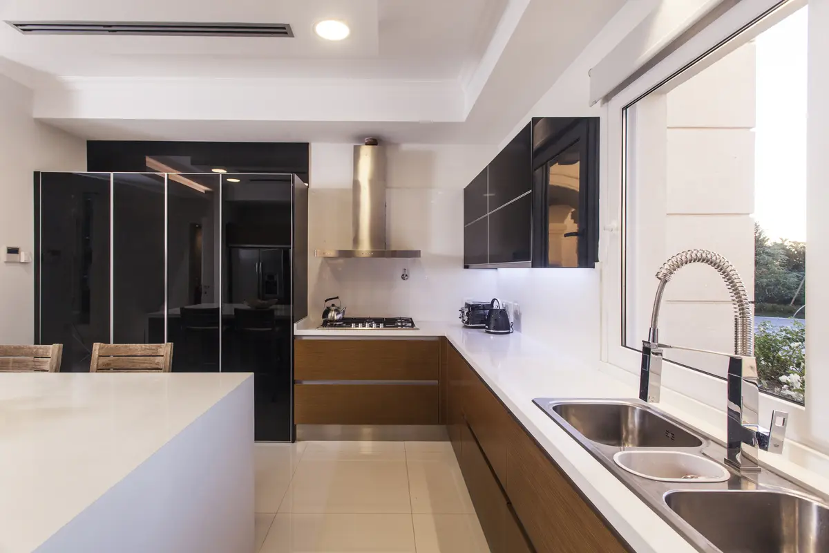 Cozinha moderna com armários pretos e madeira, bancada de mármore — projeto París en Buenos Aires, por Apaarquitectura, em Nordelta
