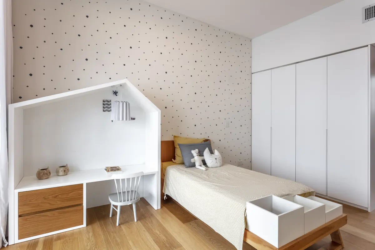 Dormitorio escandinavo con cama con estructura de casa y escritorio empotrado — proyecto Nordelta, por Judith Babour, en Nordelta