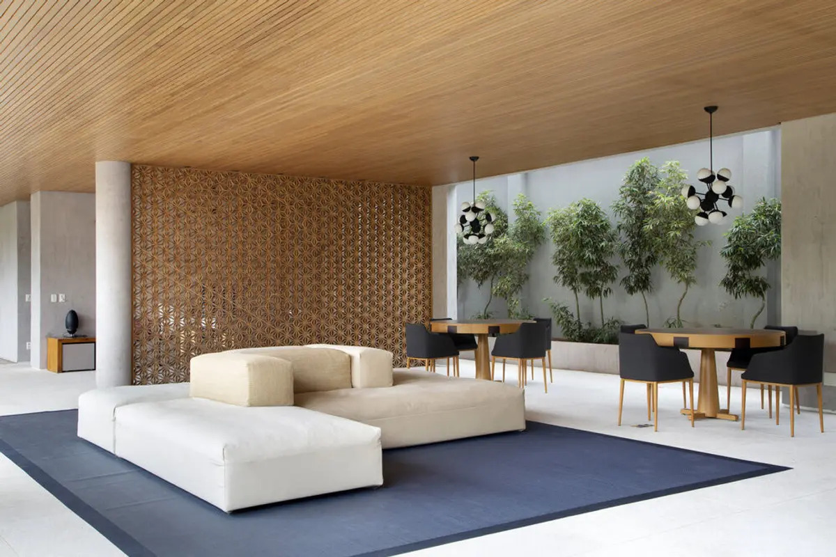 Living contemporáneo con sofá modular blanco y plantas colgantes — proyecto BM House, por Studio Ro-ca