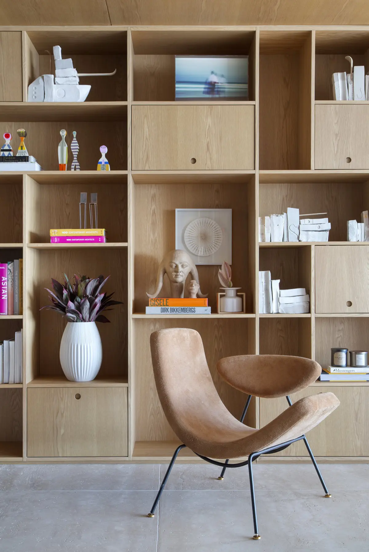 Sala Estilo Moderno com cor predominante Bege do Projeto PS House por Studio Ro-ca