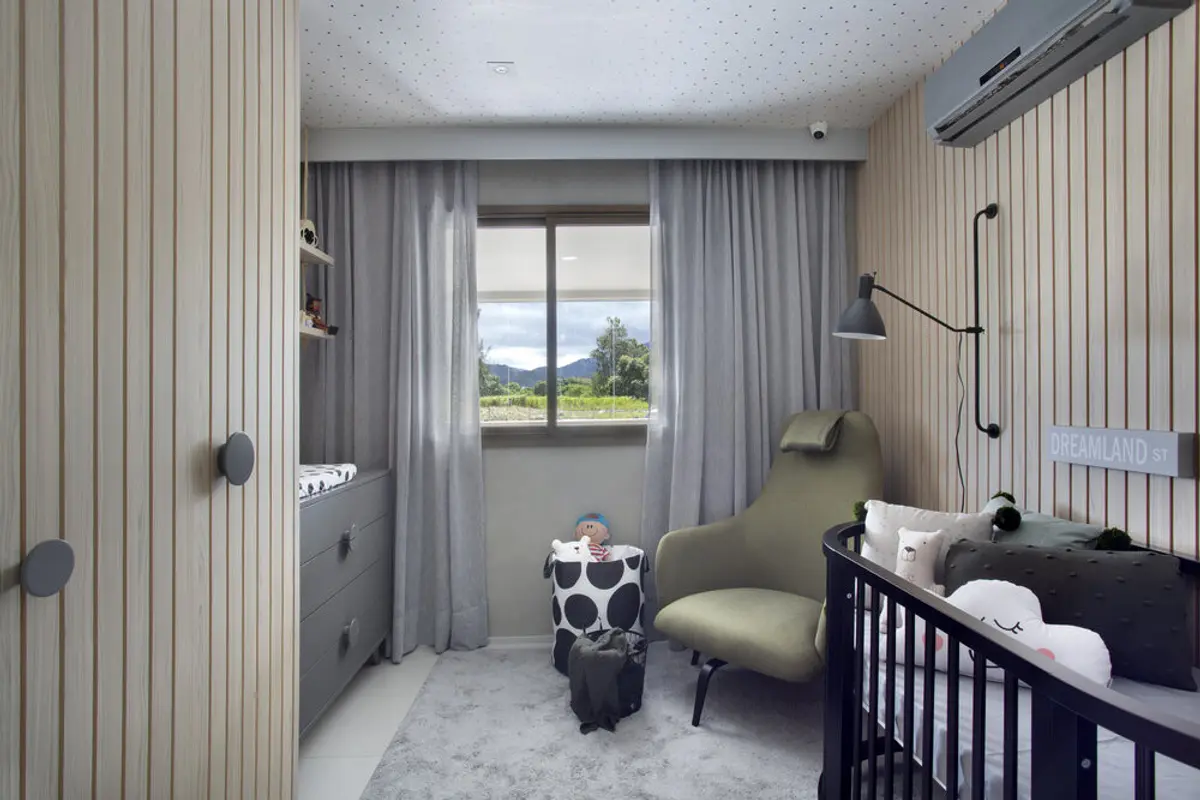 Dormitorio infantil moderno con cuna negra y sillón verde, ventanal con vistas montaña — proyecto Decorado Latitud, por Studio Ro-ca