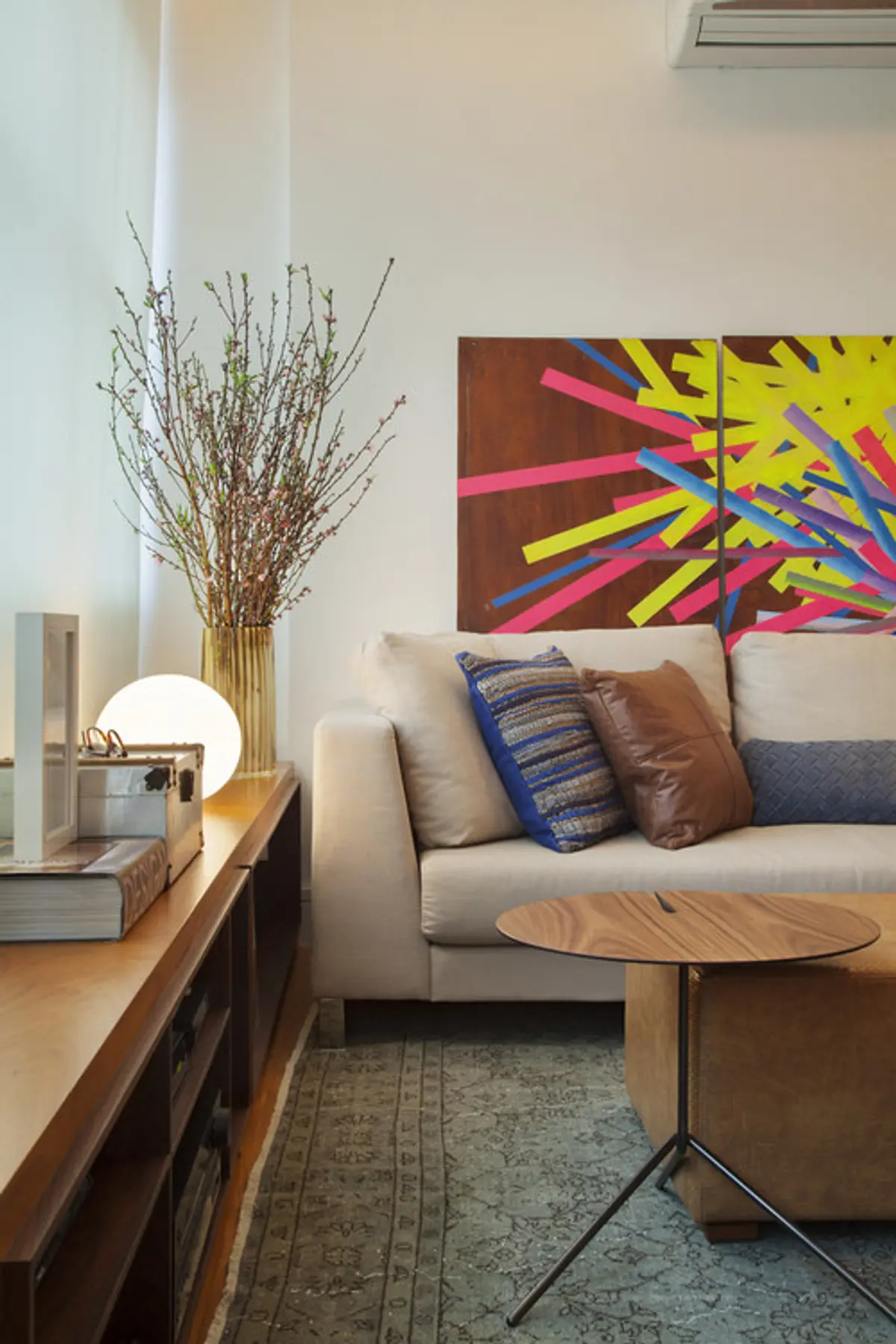 Living moderno con sofá beige, mesa auxiliar madera y cuadro colorido — proyecto MS House, por Studio Ro-ca