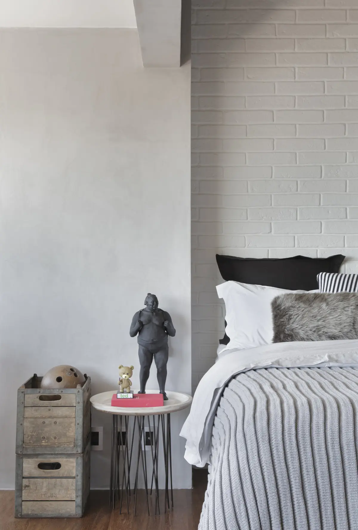 Dormitorio minimalista con cabecera de ladrillo y detalles decorativos — proyecto RA Loft, por Studio Ro-ca