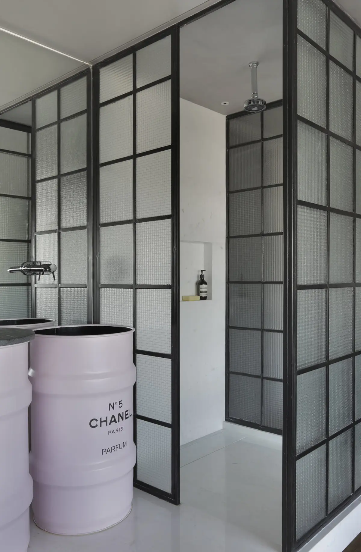 Baño con mueble tipo perfumero Chanel y divisoria vidrio templado ahumado — proyecto RA Loft, por Studio Ro-ca