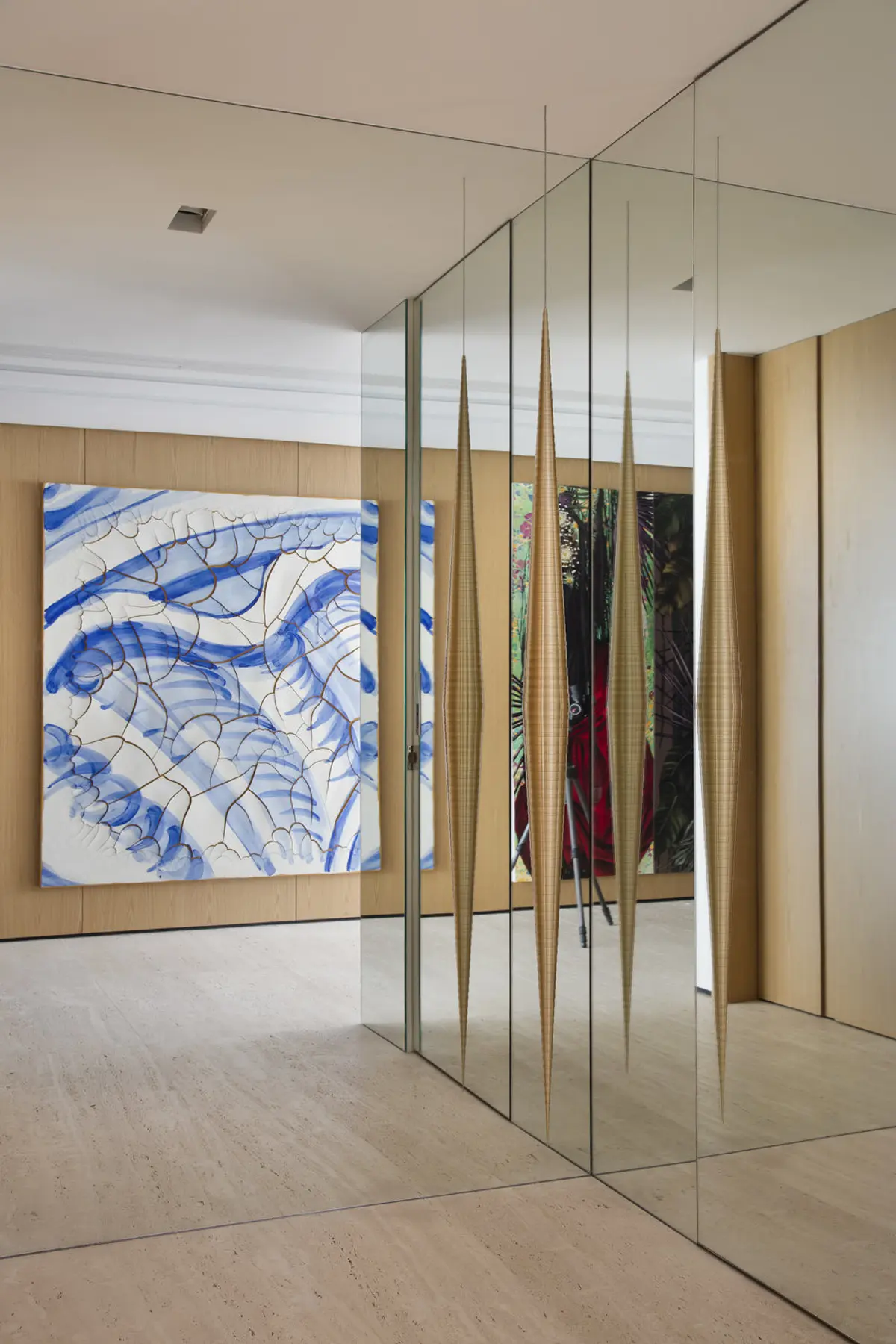 Pasillo contemporáneo con divisiones de vidrio y madera, cuadro azul al fondo — proyecto RM House, por Studio Ro-ca