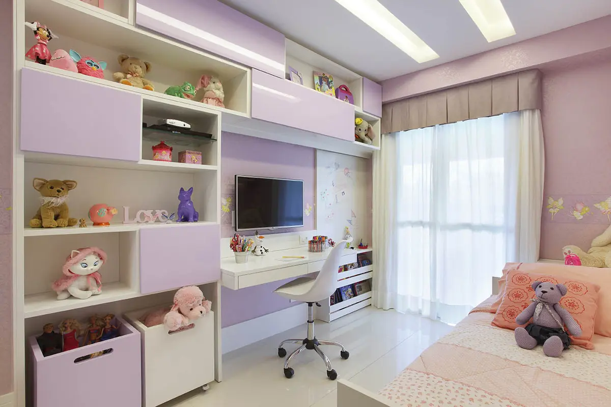 Dormitorio infantil moderno con escritorio integrado y placard rosa — proyecto Apartamento Recreio, por Amanda Miranda