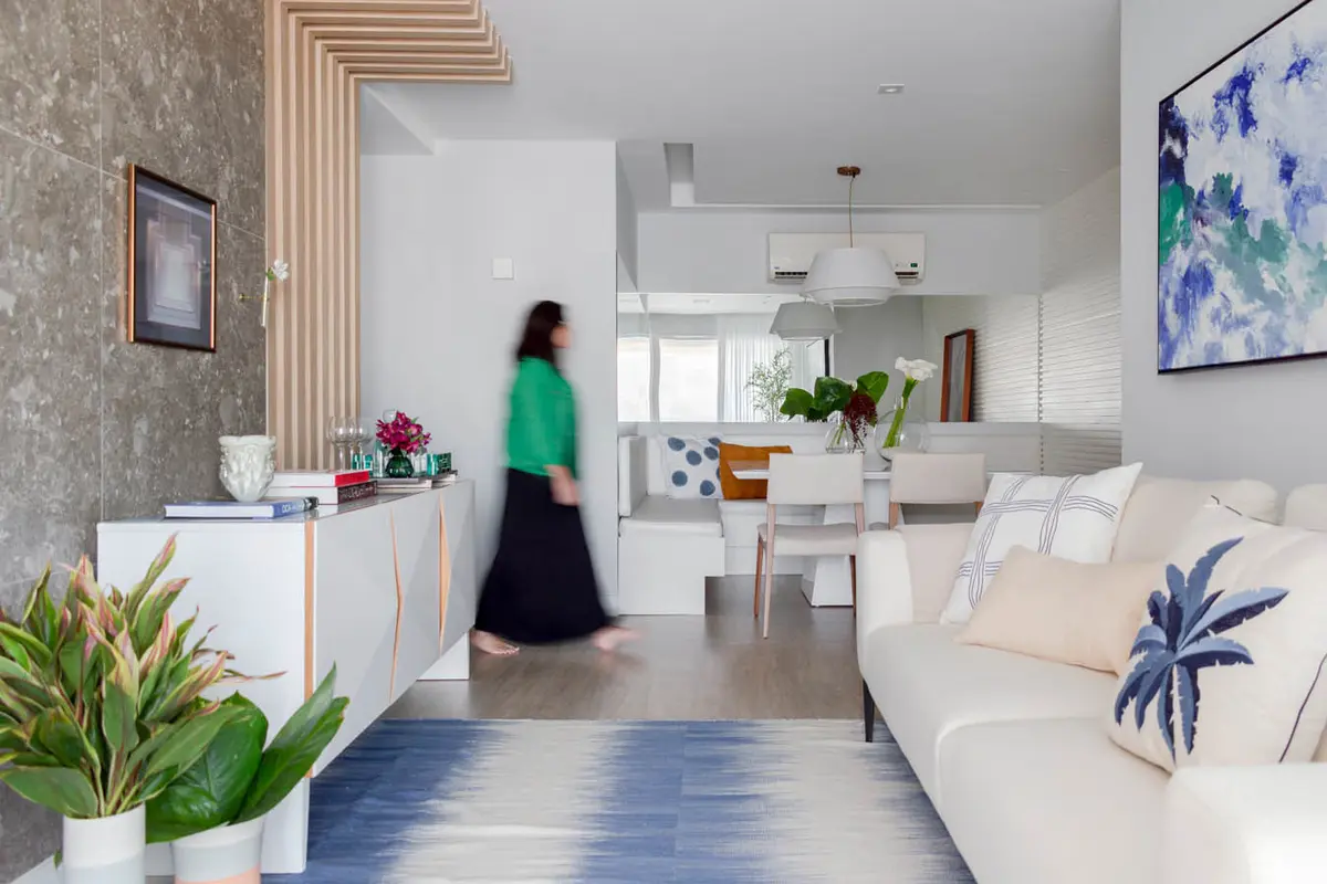 Pasillo contemporáneo con vista a living, plantas y piso azul — proyecto Apartamento Santa Rosa, por Amanda Miranda