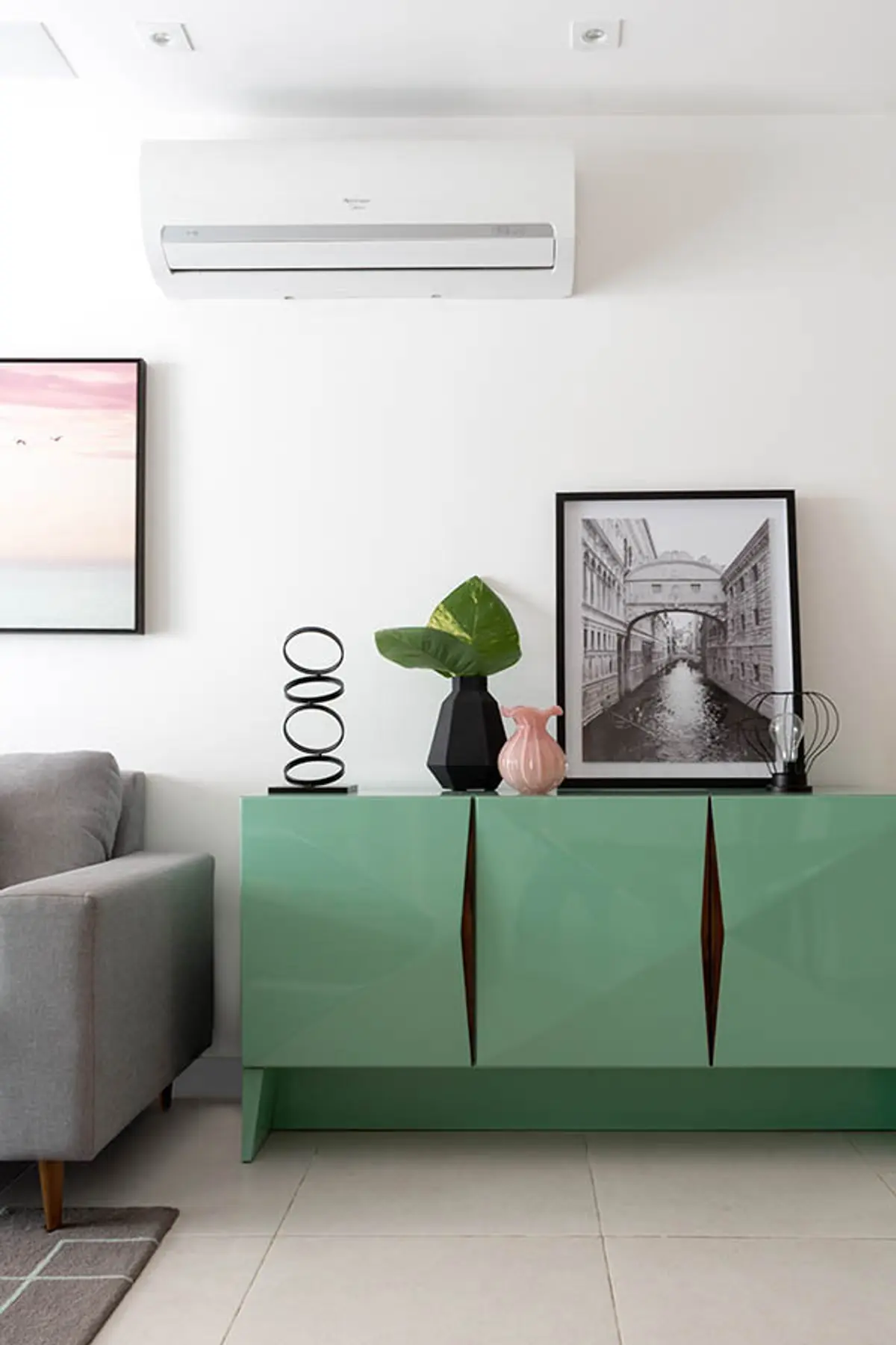 Living minimalista con mueble verde agua, arte y aire acondicionado split — proyecto Apartamento Nóbrega, por Amanda Miranda
