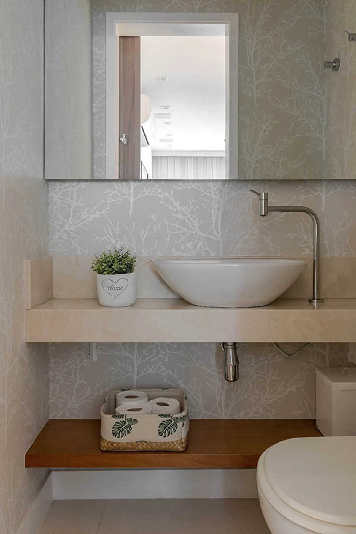 Baño minimalista con vanitory flotante, espejo empotrado y plantas — proyecto Apartamento Nóbrega, por Amanda Miranda