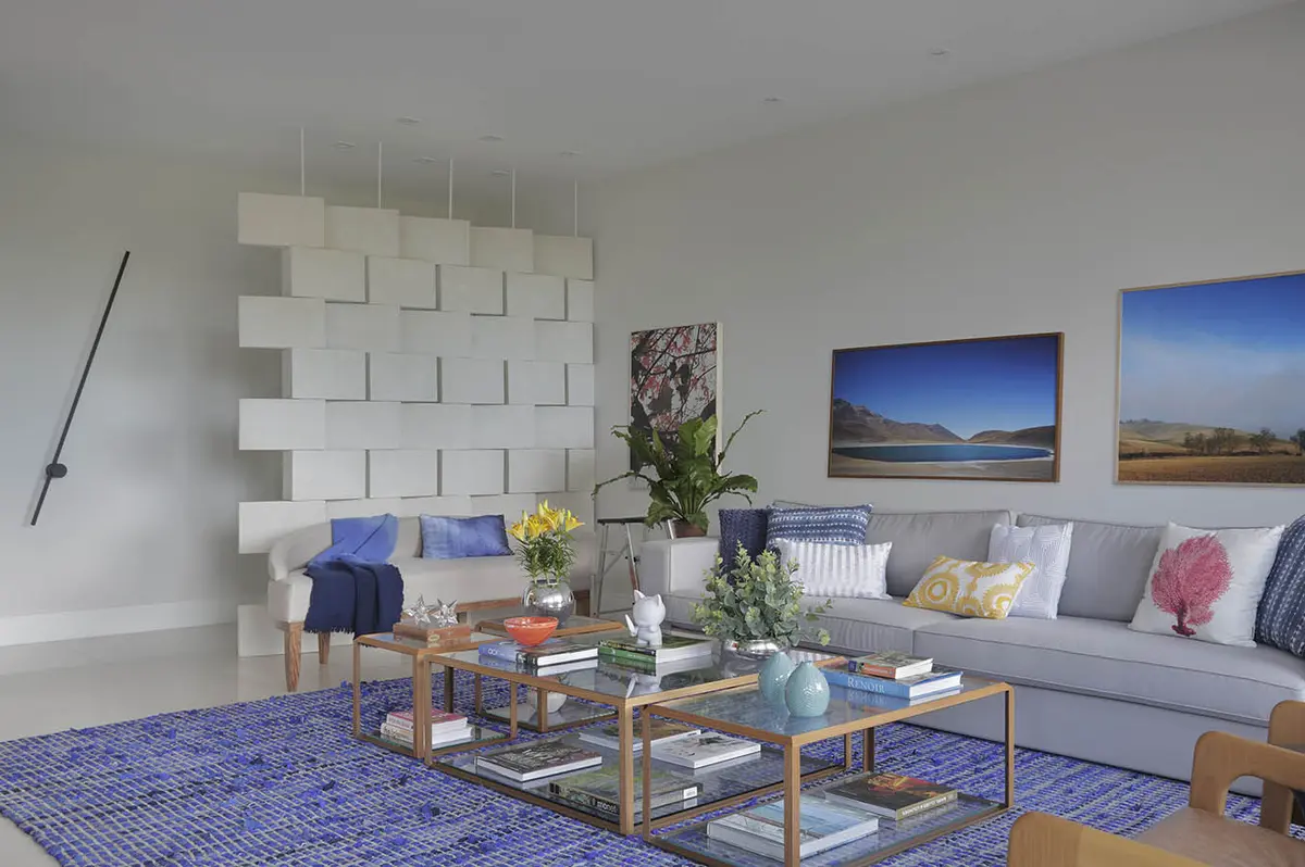 Sala Estilo Moderno com cor predominante Cinza do Projeto Apartamento Barra LM por Amanda Miranda