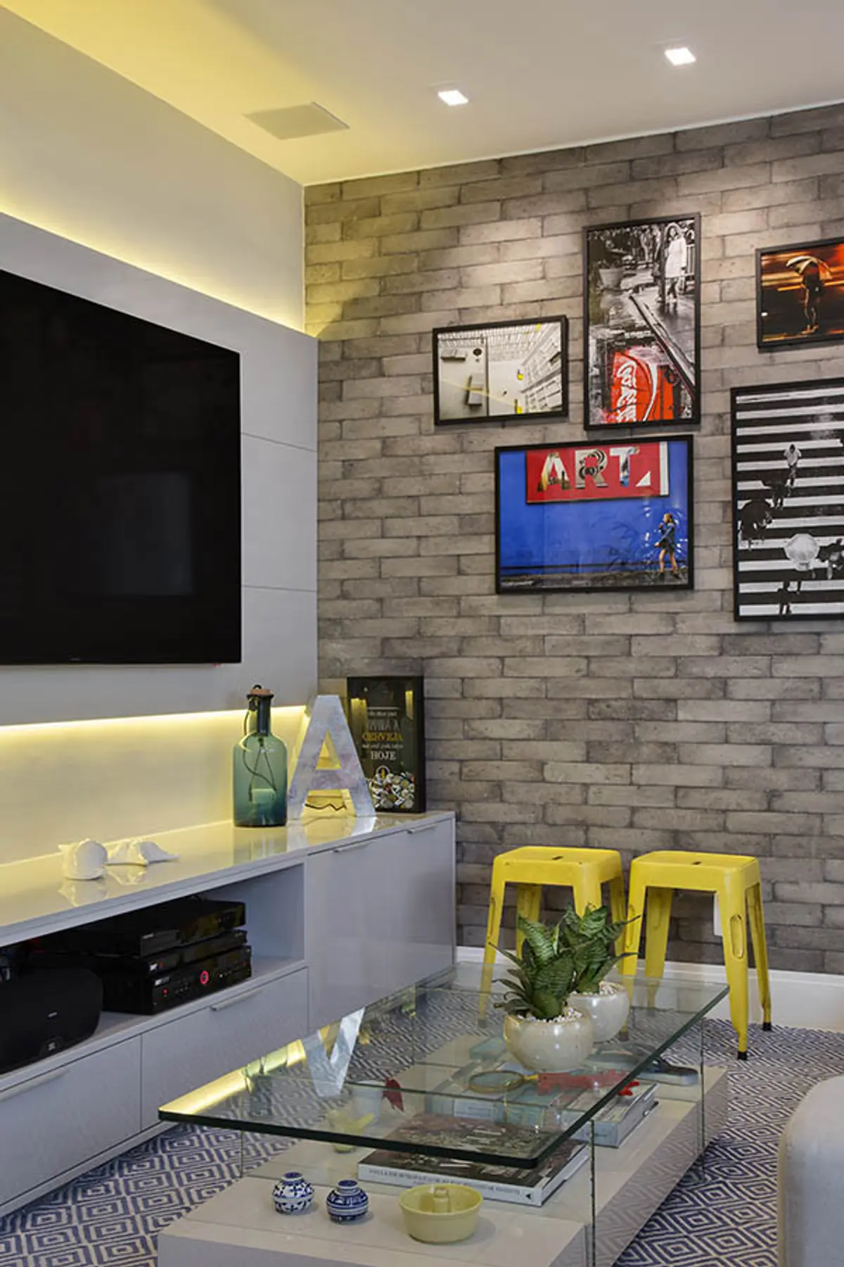Sala de Jogos com cor predominante Cinza do Projeto Cobertura Arquiteta por Amanda Miranda