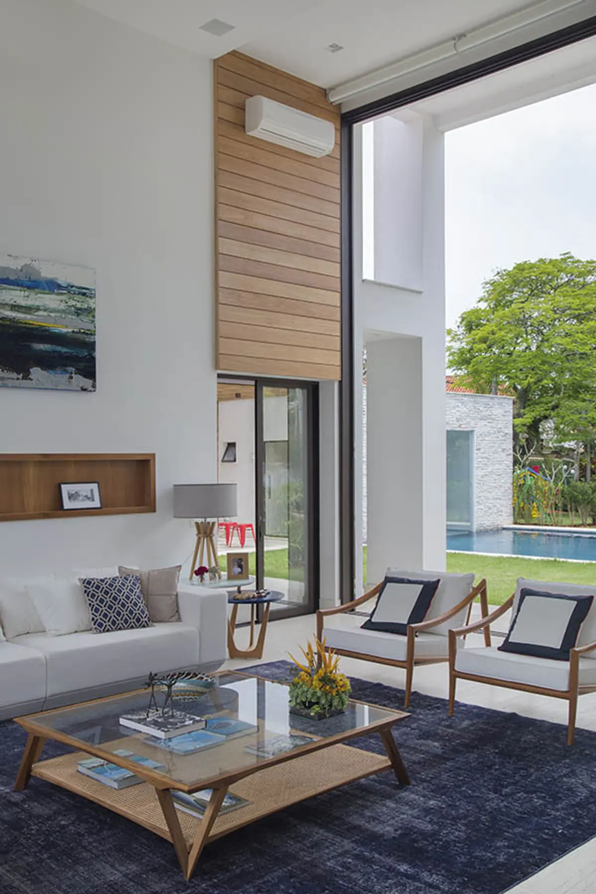 Home Office com cor predominante Cinza do Projeto Casa Jardim Ubá por Amanda Miranda