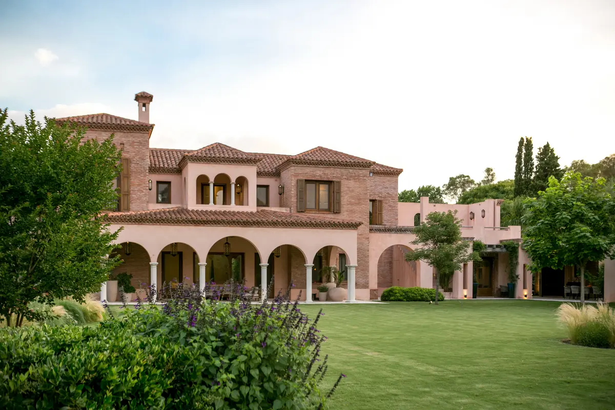 Fachada con color predominante Marrón del Proyecto CasaLA por Ricardo Pereyra Iraola 