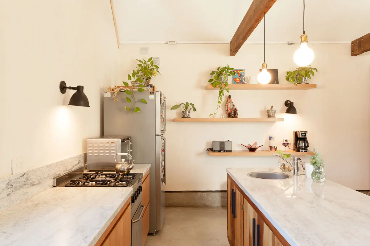 Cocina Sin Isla Estilo Campo con color predominante Blanco del Proyecto Casa Lujan _AB Estudio por Estudio MiGO