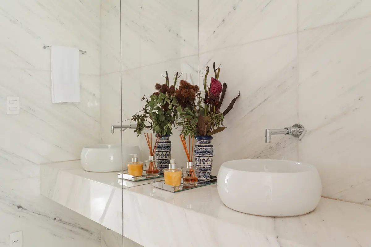 Banheiro Lavabo com cor predominante Bege do Projeto APARTAMENTO FL por Frederico Bicalho Arquitetura