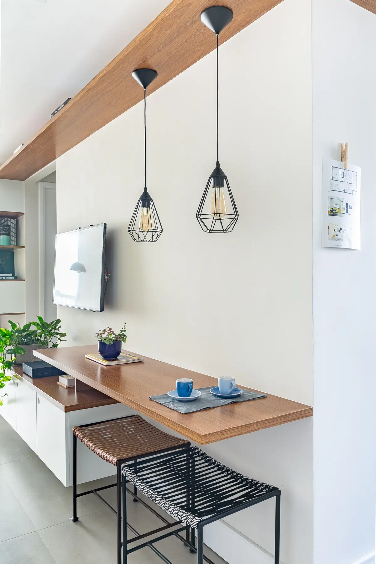 Sala com cor predominante Branco do Projeto Apto Macaxás por Macaxá Arquitetura