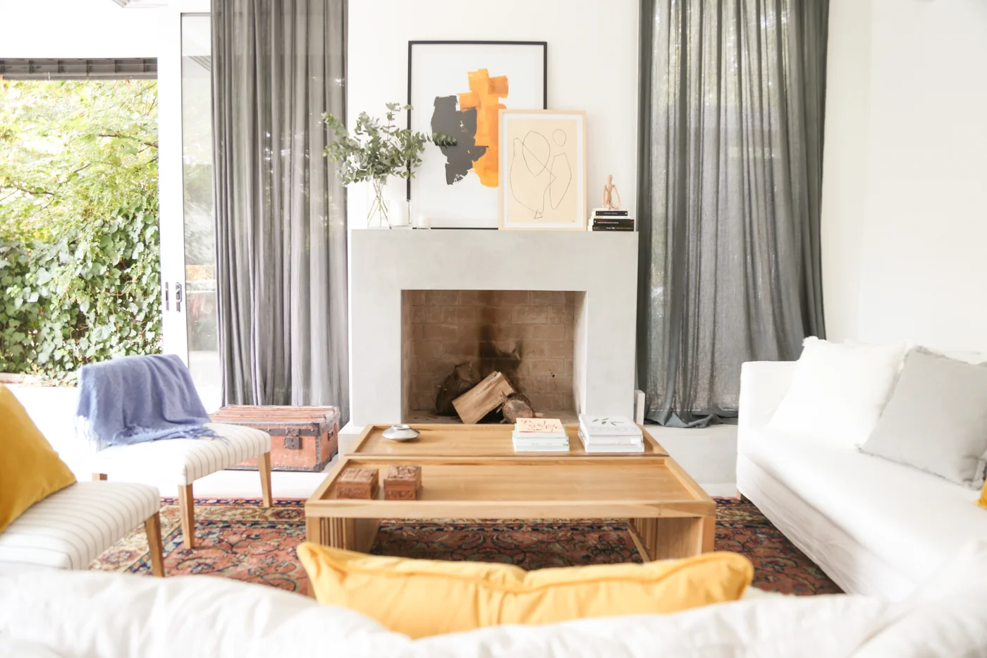 Living moderno escandinavo con sofá modular y chimenea.