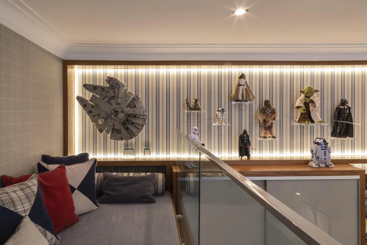 Balcón contemporáneo con escalera flotante y colección decorativa iluminada — proyecto Projeto MT, por Marta Calasans