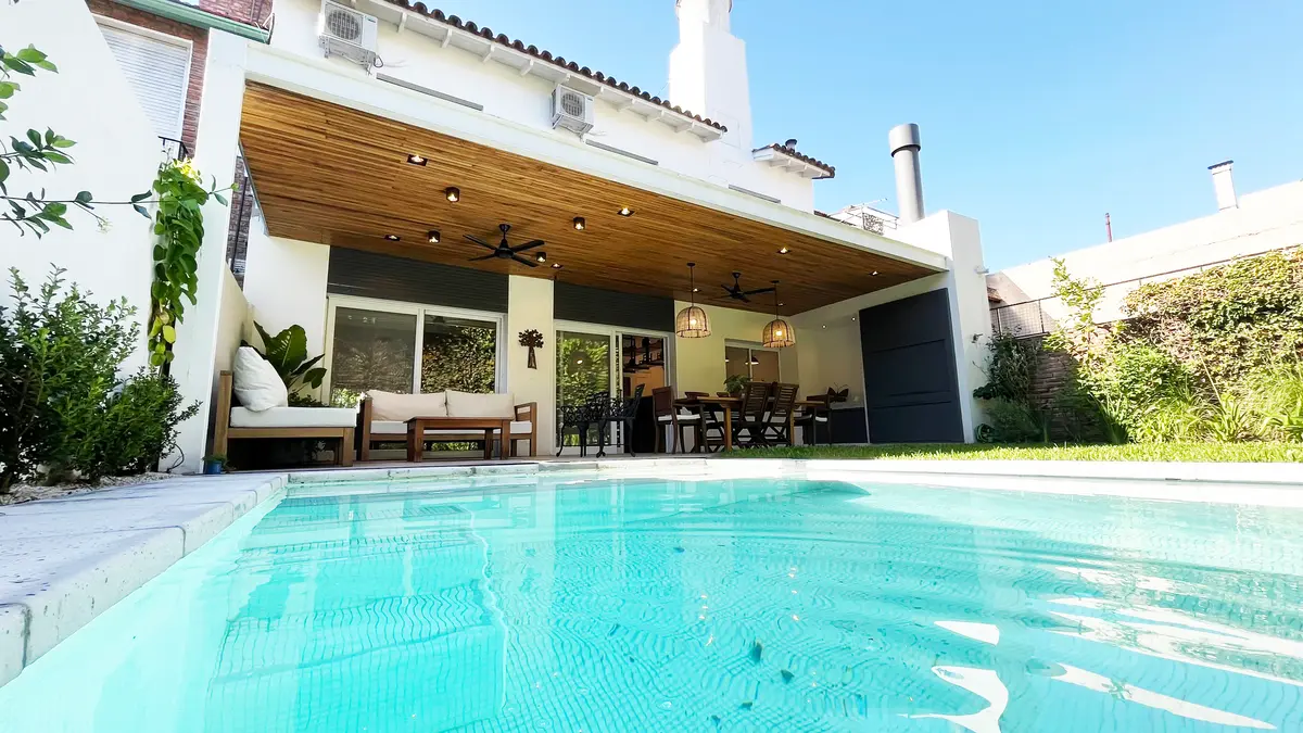 Exterior moderno con piscina, deck de madera y pérgola — proyecto Casa Amalia (San Isidro) Germán Salas Arquitectura, por German Salas arquitectura - San Isidro, en San Isidro