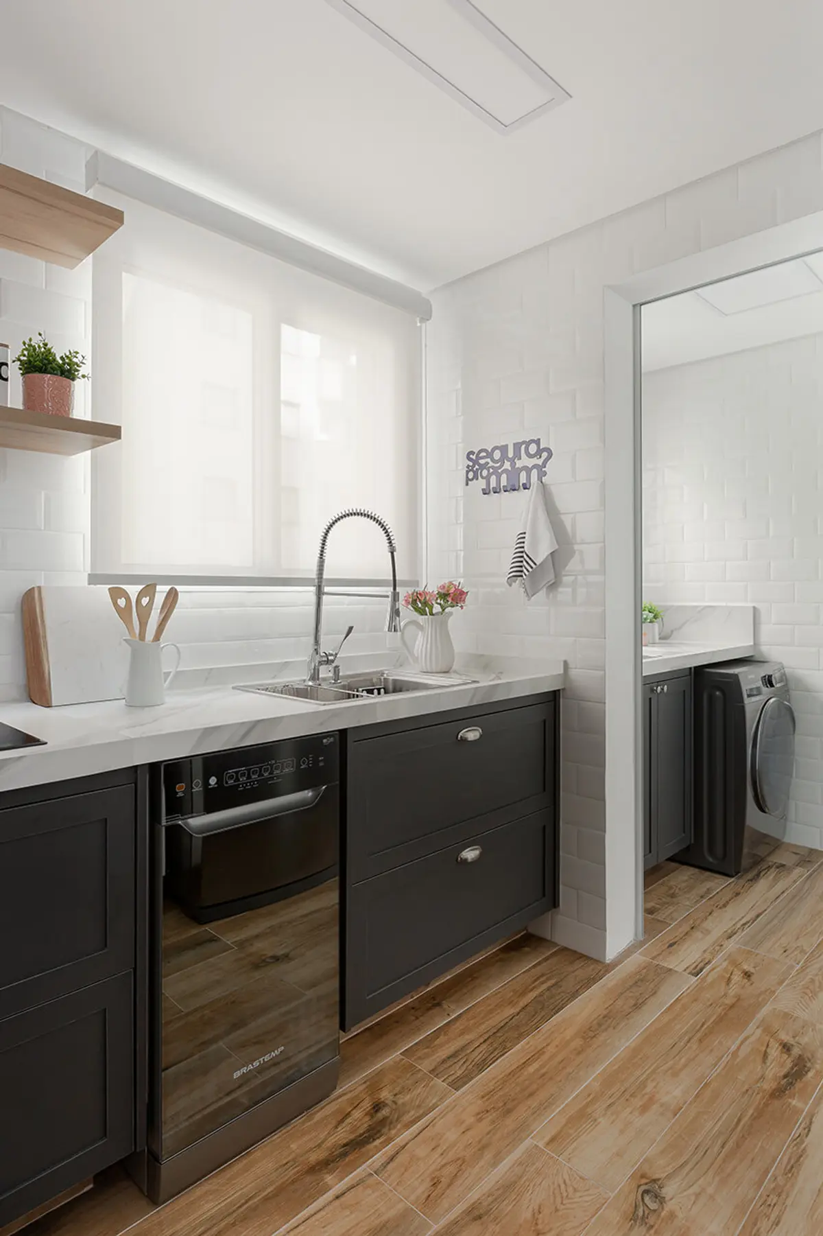 Cozinha escandinava moderna com armários cinza escuro e madeira — projeto Apartamento Santo André, por Arquiteto em Casa