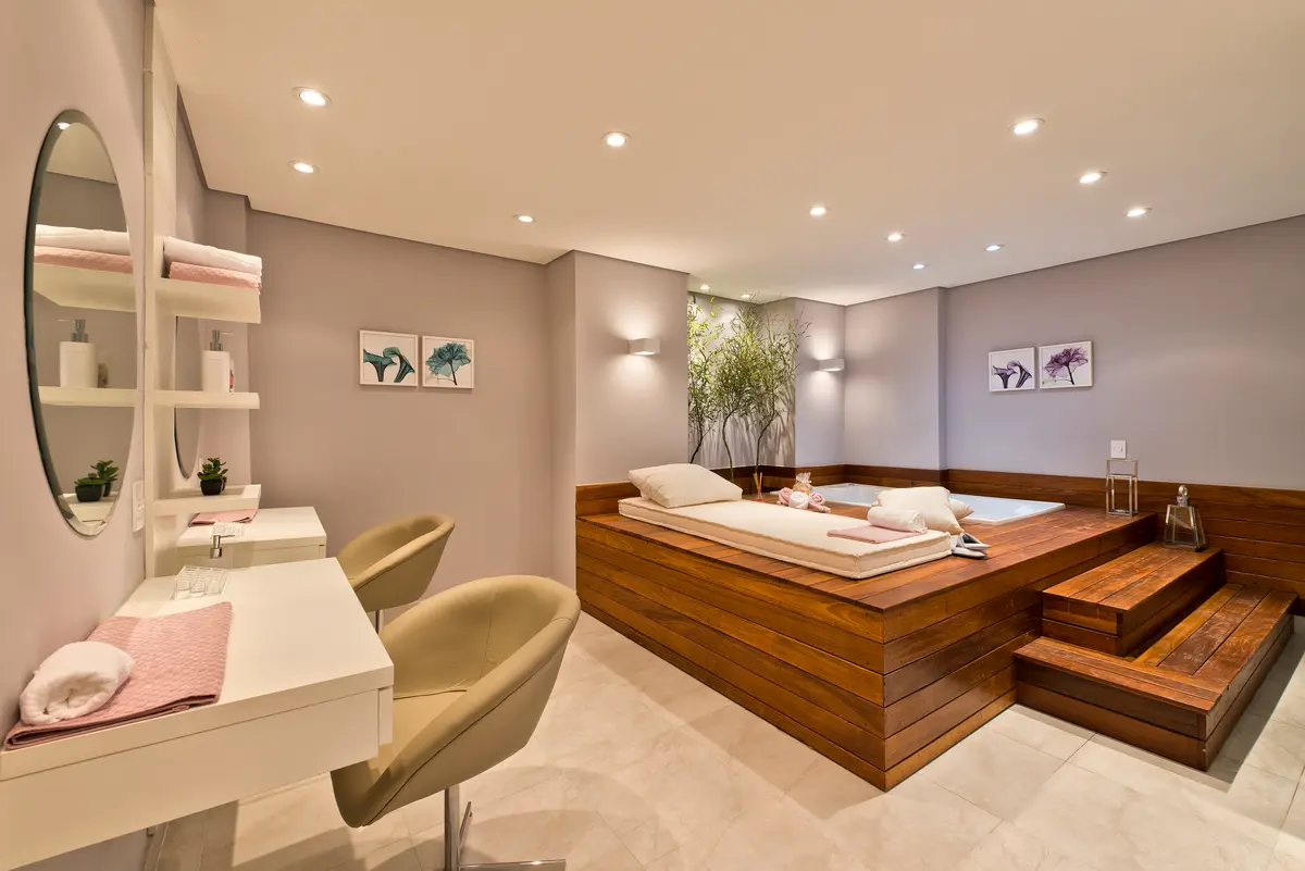 Spa de luxo com jacuzzi integrada e estética minimalista — projeto Áreas Comuns Flex Accanto, por Ester Kloss Arquitetos