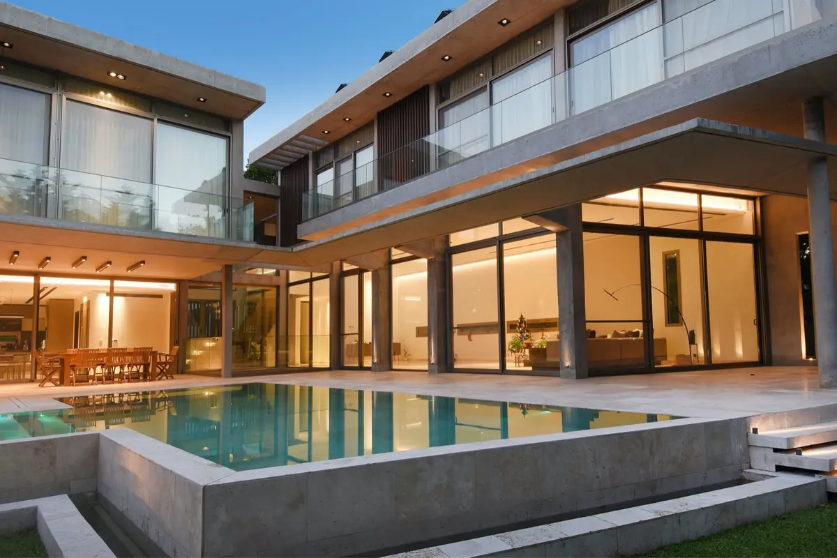 Modern casa con piscina y amplios ventanales — proyecto Casa Wellness, por Santiago Cordeyro Arquitectos, en San Isidro