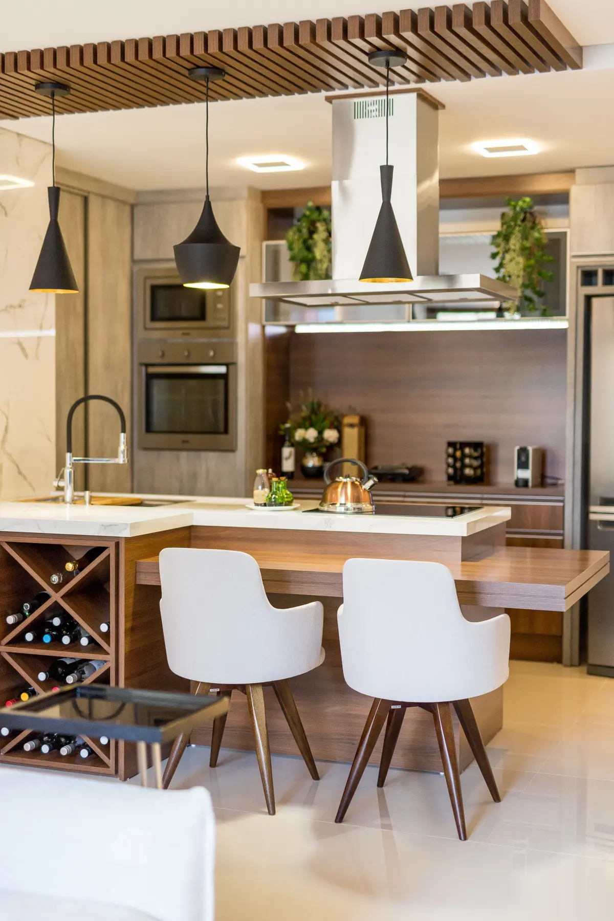 Cozinha Com Ilha com cor predominante Bege do Projeto Apto Sérgio e Lizandra por Coletivo Arquitetura
