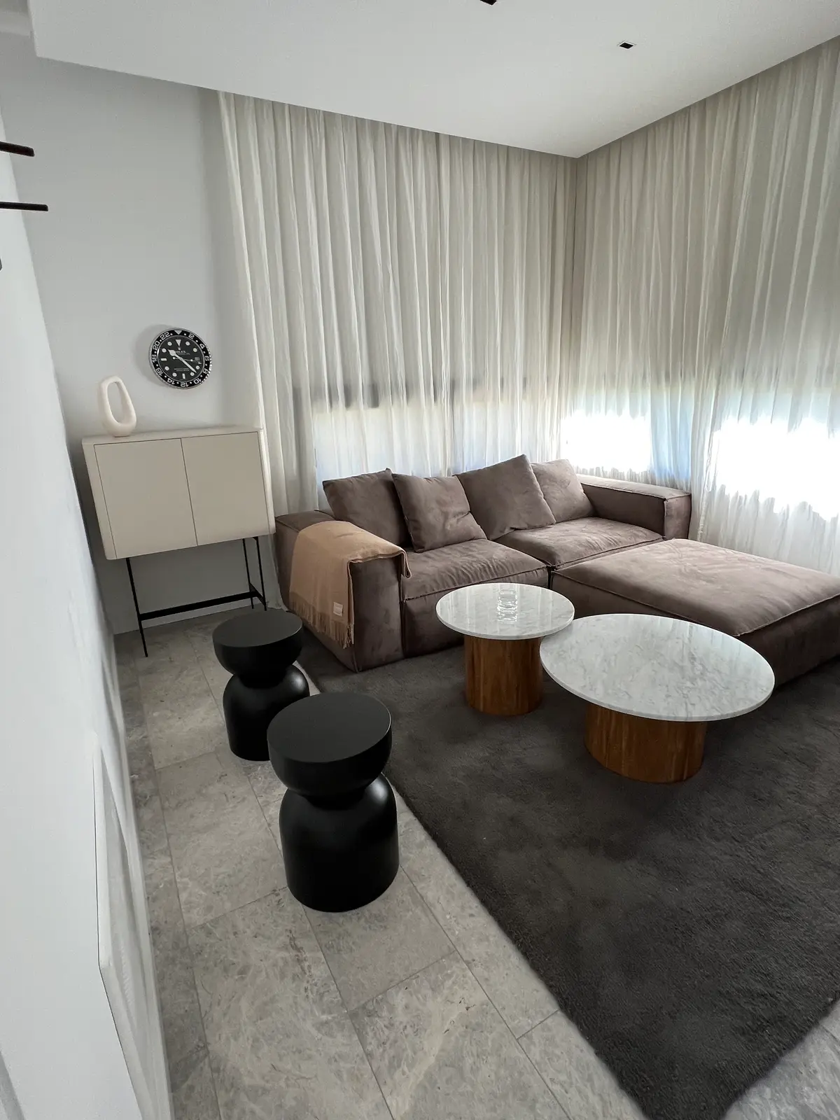 Living moderno con sofá gris, mesas auxiliares y cortinas blancas — proyecto CASA LR427 - SOFITEL LOS CARDALES, por Carolina Depetris, en B2814 Los Cardales