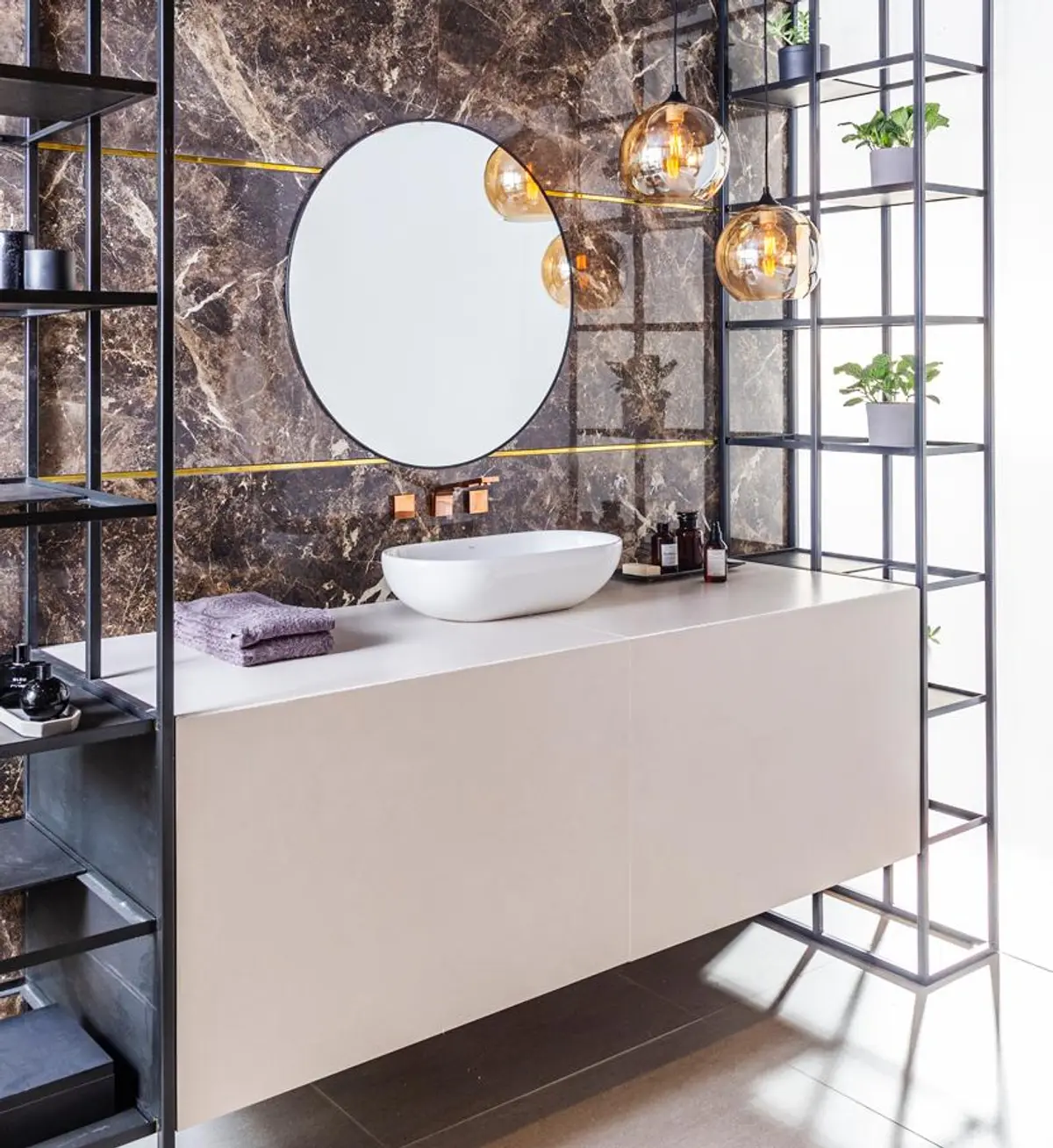 baño moderno con espejo redondo, vanitory flotante y estantería industrial — proyecto Showroom para Vite Porcellanatos (Buenos Aires) German Salas arquitecto, por German Salas arqu