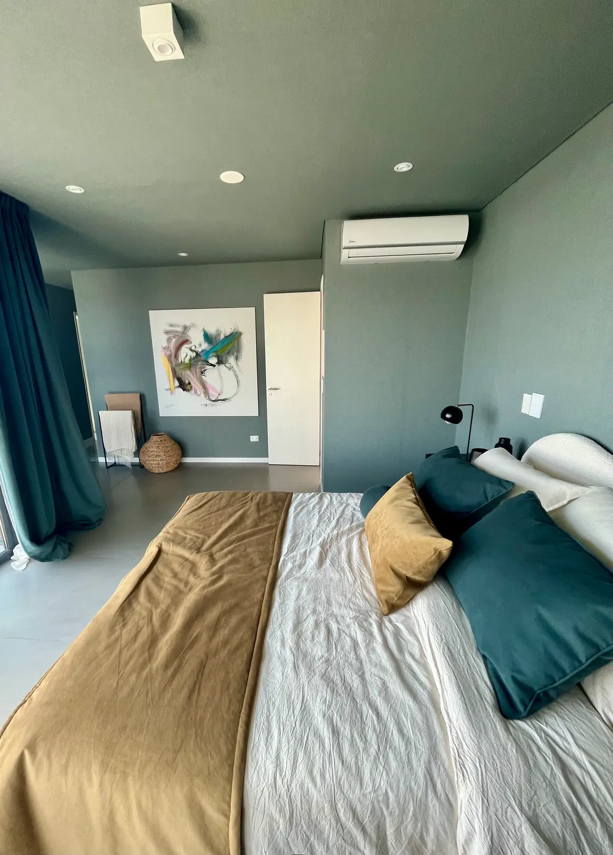 Dormitorio moderno con paredes verdes, arte abstracto y cortinas azules — proyecto Le chambre verte, por BRand arquitectura / BRand homes, en Belén de Escobar