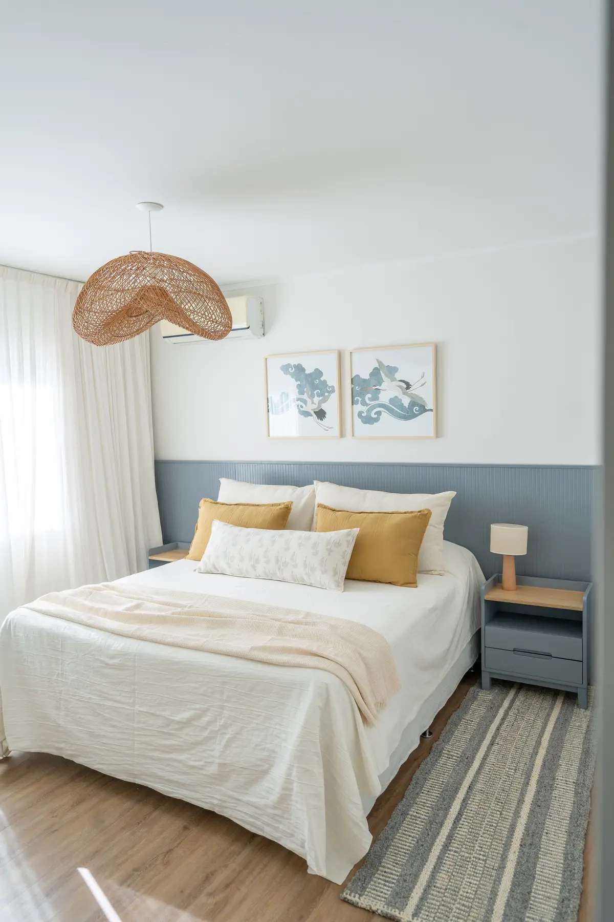 Dormitorio moderno con cama blanca y lámpara tejida — proyecto El Atardecer - Dormitorio Principal, por Blue Rabbit Design, en Rincón de Milberg