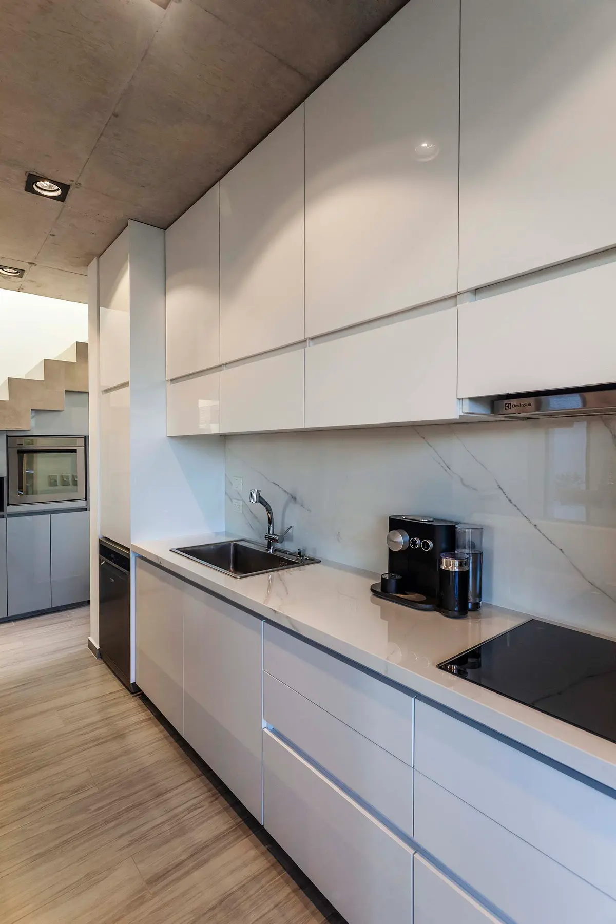 Cozinha moderna minimalista com armários brancos e bancadas de mármore — projeto DISEÑO INTERIOR - CASA VISTAS, por FOCO_arquitectura&diseñointerior, em Belén de Escobar