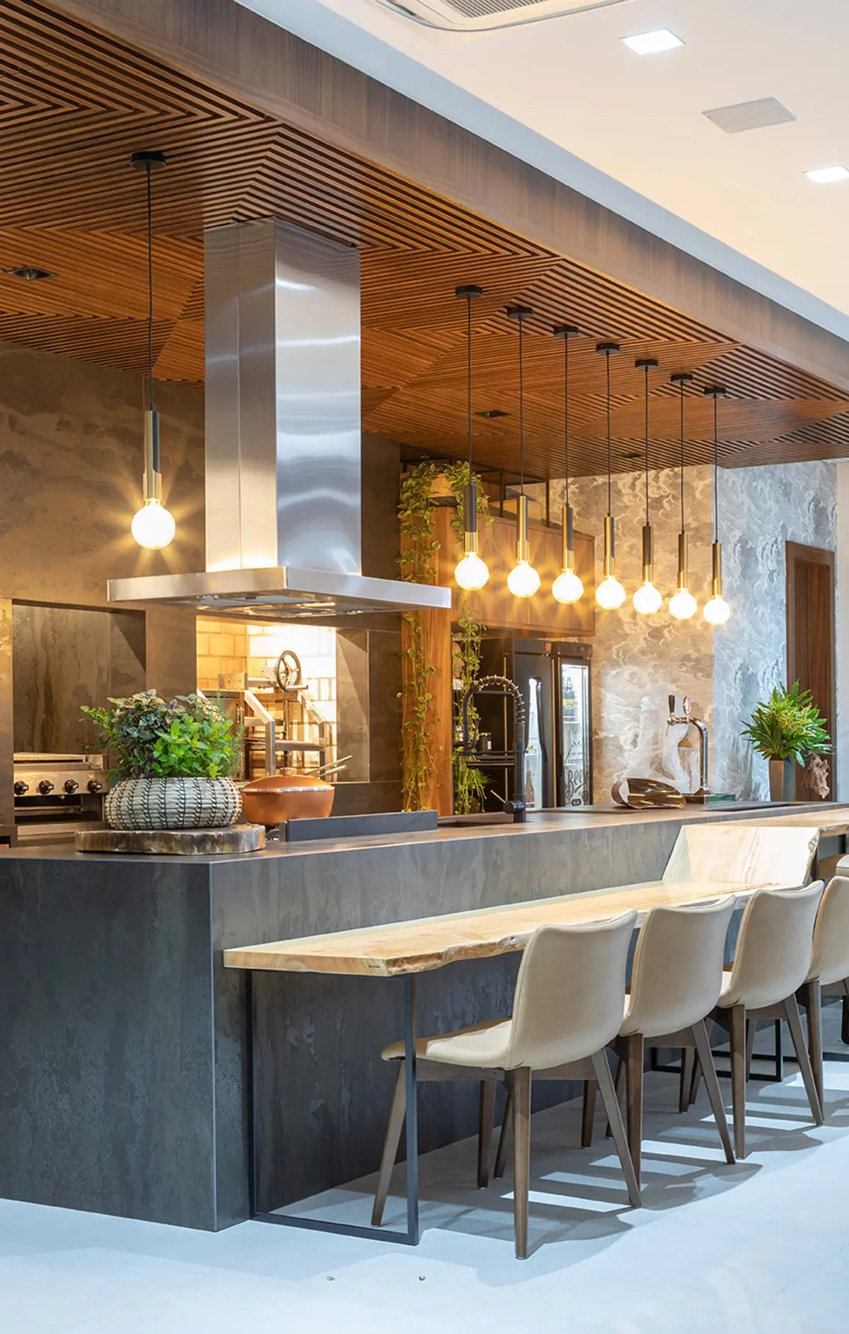 Cozinha moderna com teto de madeira, balcão tipo ilha e detalhes industriais — projeto GRAMADO, por OKA ARQUITETURA