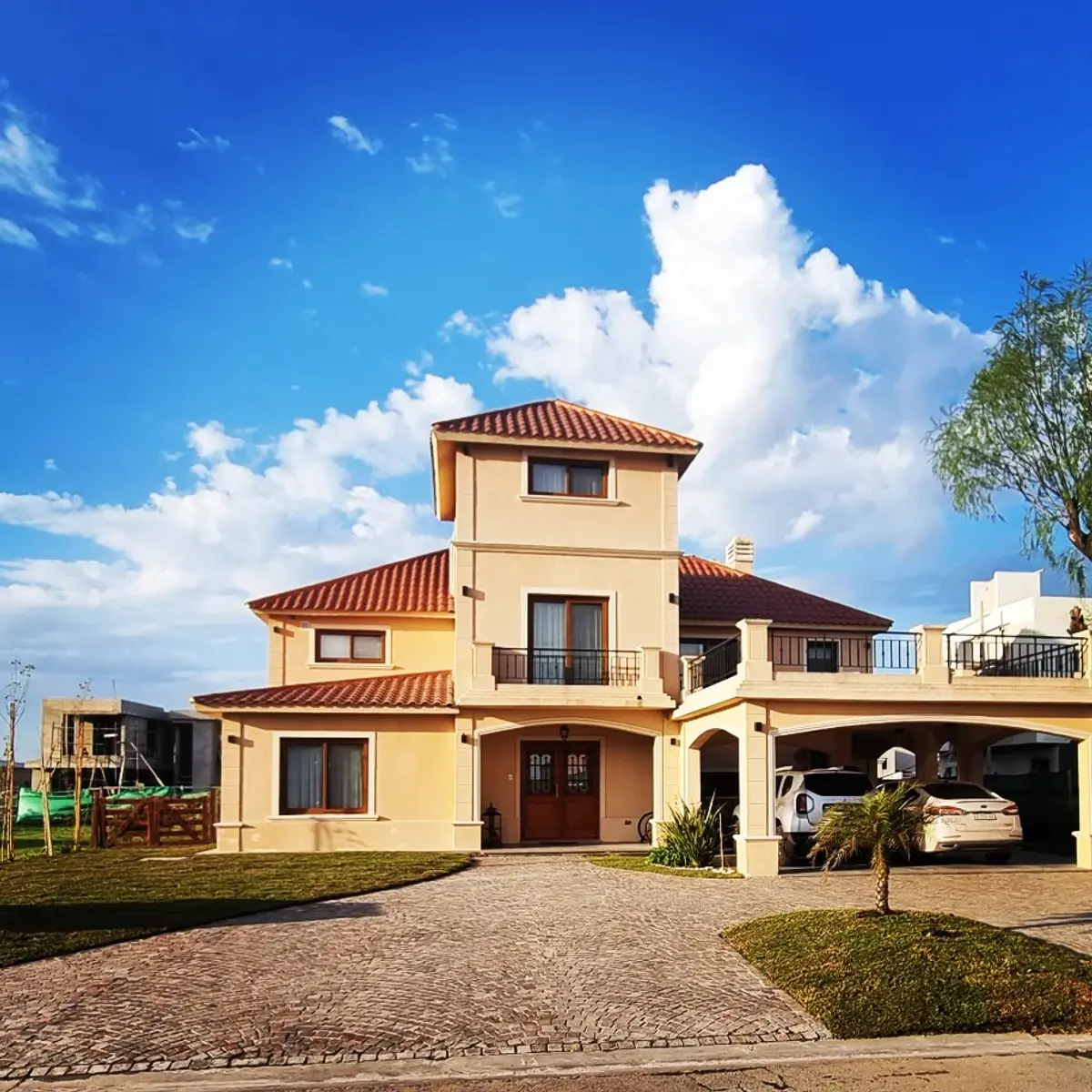 Fachada de casa mediterrânea moderna com telhado de telhas — projeto Casa El Rebenque, por Arq. Leonardo  De Lorenzi, em Canning