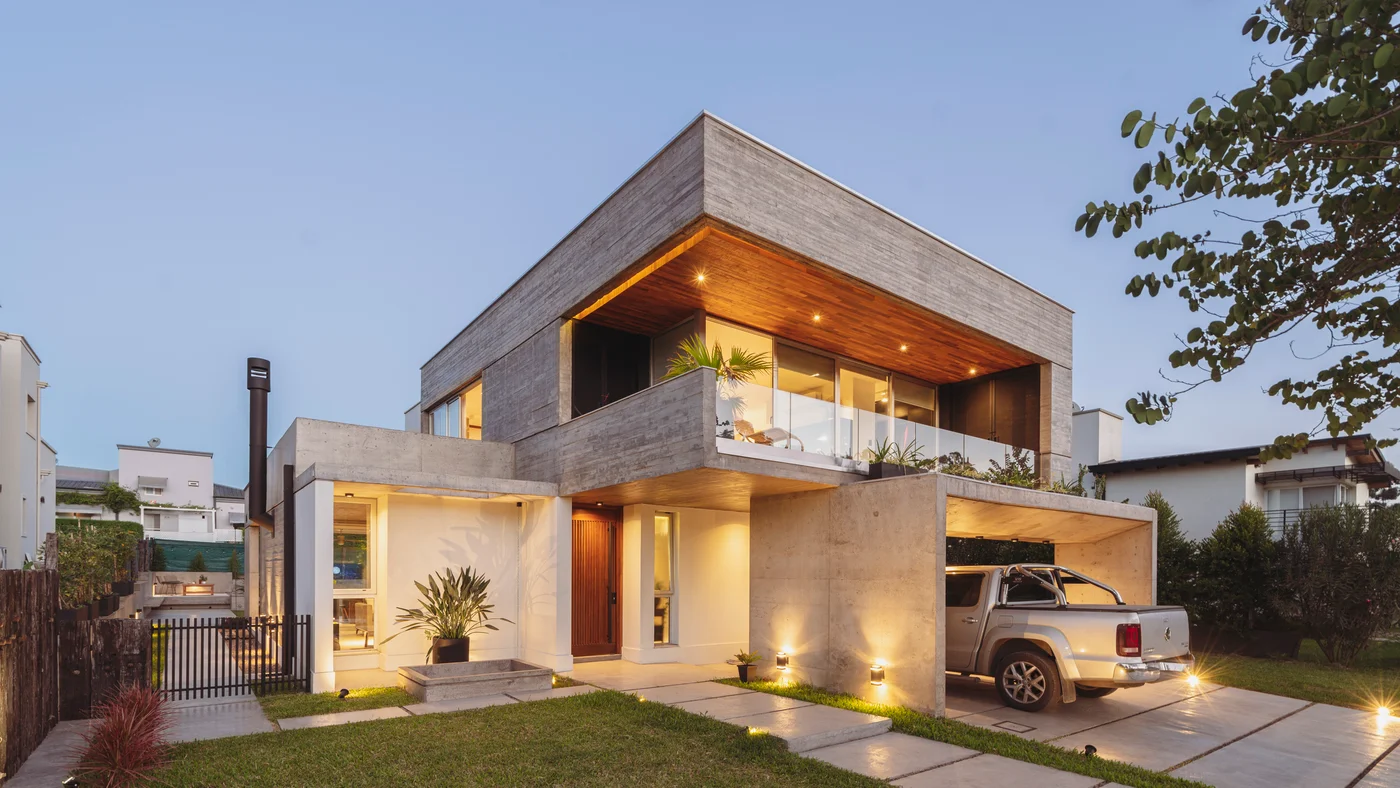 Casa moderna con hormigón expuesto y detalles en madera